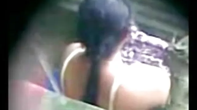 একটি কালো কোটের একজন মহিলার ধাপ নগ্ন xnxx বাংলা নতুন রাগান উপর বসে