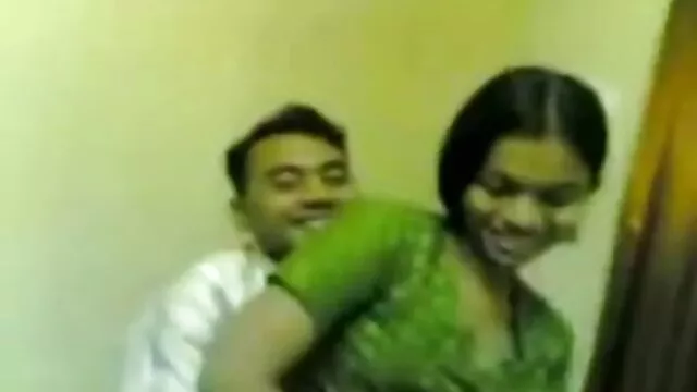 দেবকী www xxx বাংলা 2018 সঙ্গে পাশ পনি টেইল ঘনিষ্ঠ চুল এবং হলুদ টি-শার্ট দম্পতি লিঙ্গ র উপরে মাউন্ট করা