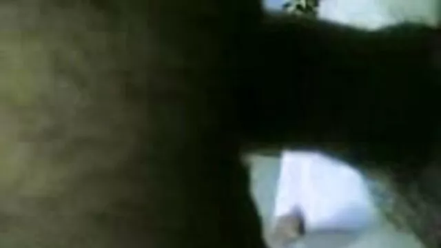 রান্নাঘরের টেবিল বাংলা ছেকছ ভিডিও একটি উল্কি সঙ্গে অছায়াবৃত মানুষ মেয়ে.