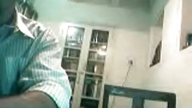হোয়াইট টি-শার্ট তৈরি মানুষ, জিহ্বা এবং ডিম বাংলা নাইকাদের xxx video