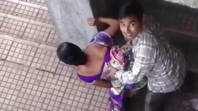 একটি নীল পোষাক www xnxx con বাংলা ইয়াং সৌন্দর্য, তার পিছনে মিথ্যা, টেপ লেঙ্গুড় গলা মধ্যে গভীর যান